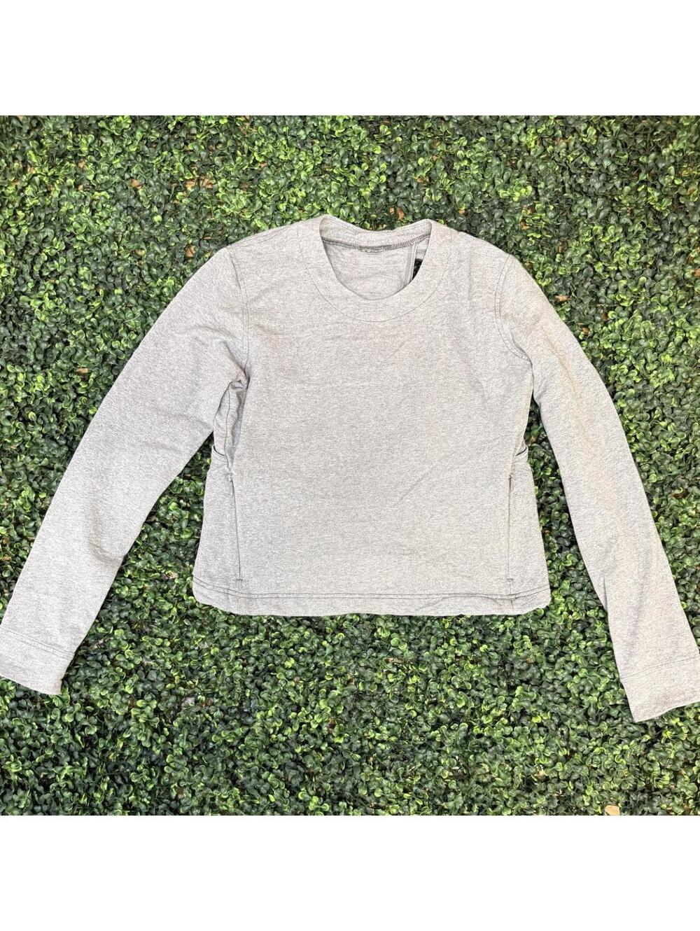 Lululemon heathered gray long sleeve athletic top Women’s size est 4